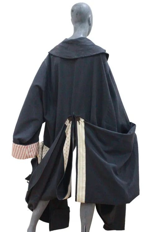 존 갈리아노의 센트럴 세인트 마틴 예술대학 졸업 컬렉션인 레 앵크루아얄르의 코트 이미지. / 이미지 출처: wordpress.com