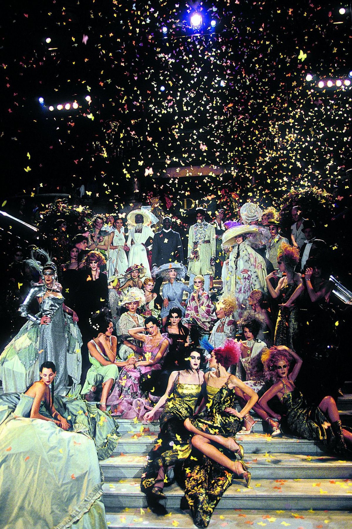  디올 1998 SS 오뜨 꾸뛰르 컬렉션의 피날레 장면. / 이미지 출처: 게티 이미지. 