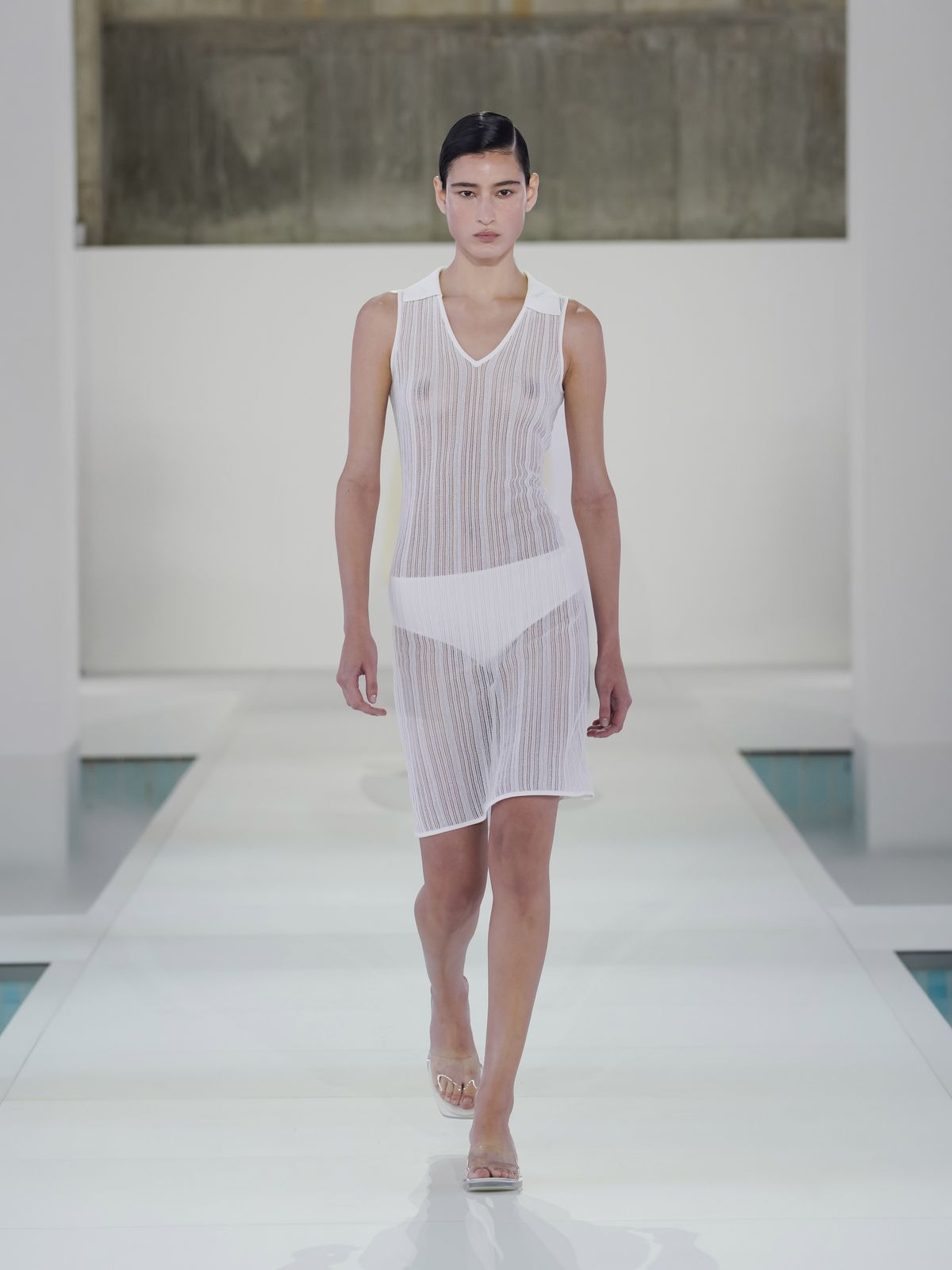 심플하면서도 구조적인 디테일을 발견할 수 있는 2026 봄/여름 컬렉션 룩들 | 출처: COS