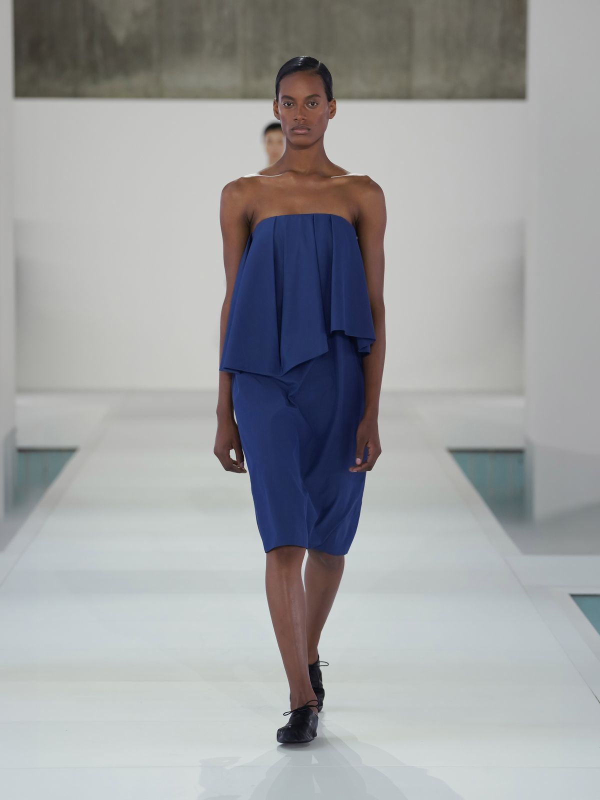 심플하면서도 구조적인 디테일을 발견할 수 있는 2026 봄/여름 컬렉션 룩들 | 출처: COS