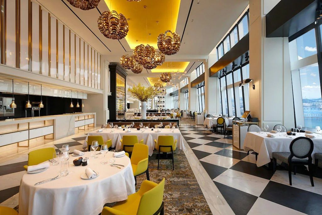 잠실 일대가 한 눈에 내려다 보이는 시그니엘 서울의 다이닝. / 이미지 출처: 아고다