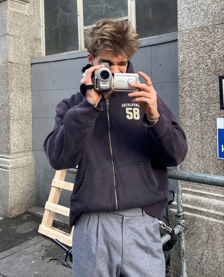 후드티처럼 스타일링도 가능한 후드집업. 어떻게 스타일링하고, 매칭하느냐에 따라 천차만별이다. 