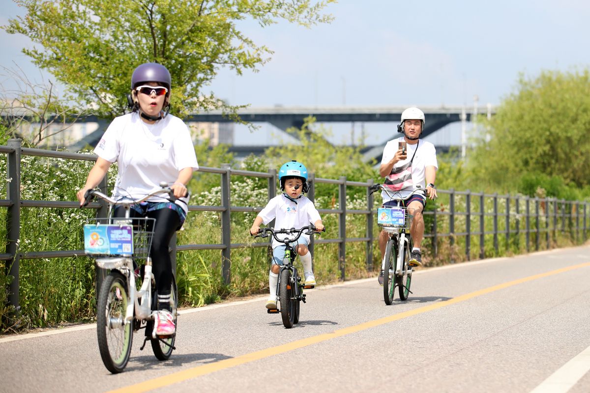 헬맷 착용은 필수다. / 출처: 생활체육포털