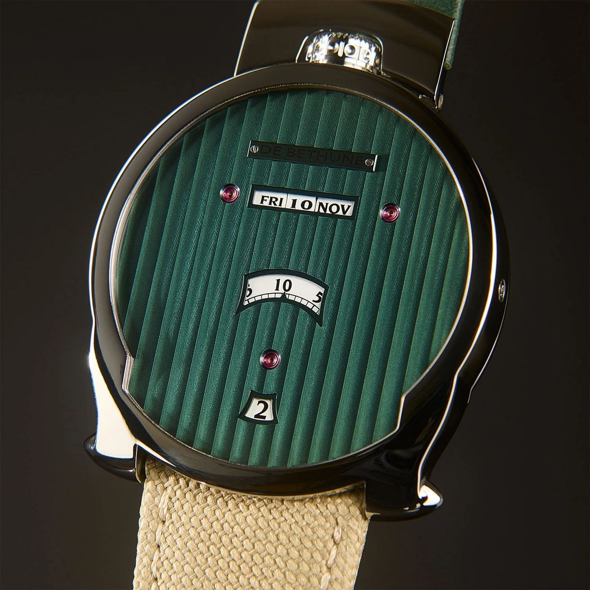 12시 방향에 요일·날짜·월을 가로 배열하고 6시의 점핑 아워 창과 중앙 미닛 디스크로 시간을 보여주는 DBD 에버그린 디지털 / 이미지 출처: 드 베튠