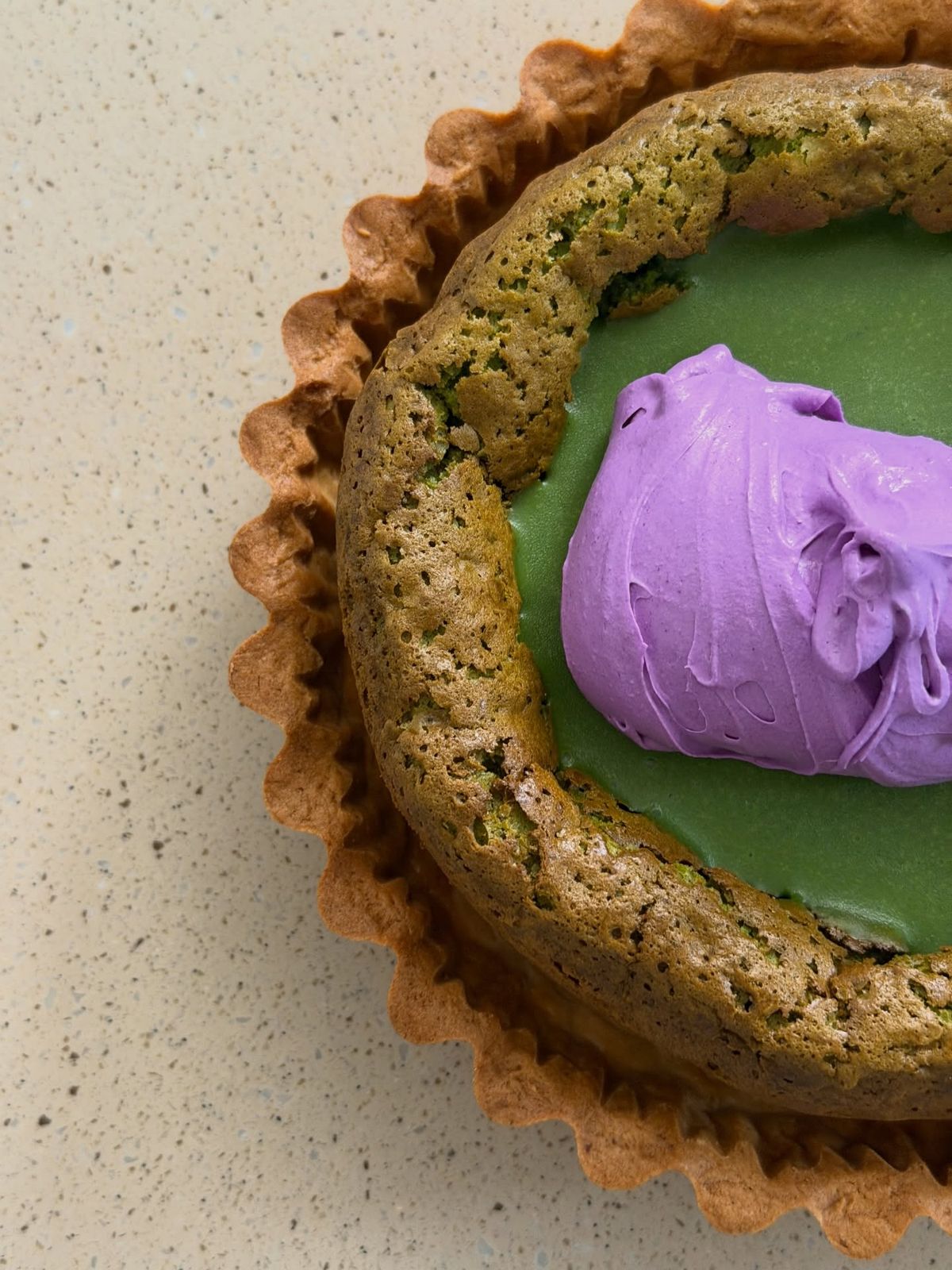 꾸덕한 우베 가나슈, 말차 가나슈, 말차 갸또와 바삭한 타르트지가 조화롭게 어우러진다. / 출처: 디어스윗랩 인스타그램