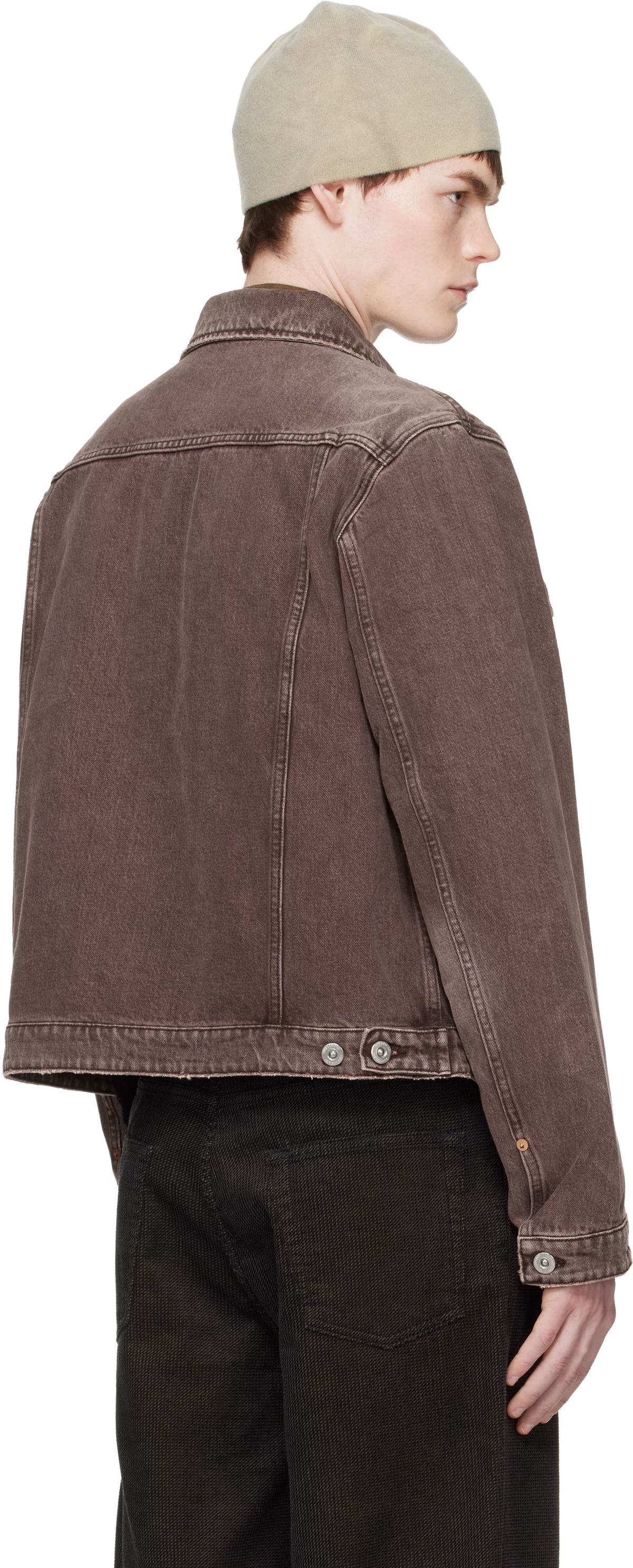 차분한 분위기를 자아내는 절제된 실루엣이 돋보인다 / 이미지 출처: SSENSE