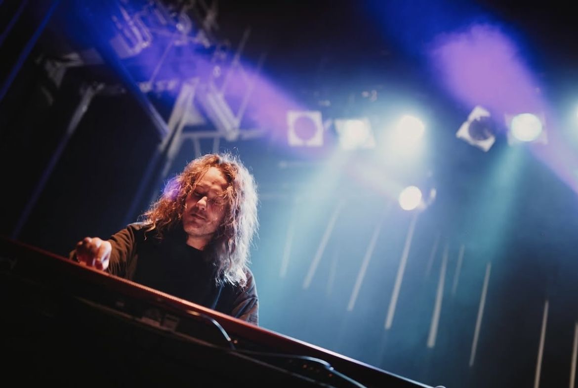 조 아몬존스가 키보드를 연주하고 있다. / 출처: Joe Armon-Jones 인스타그램(@joeajkeys)