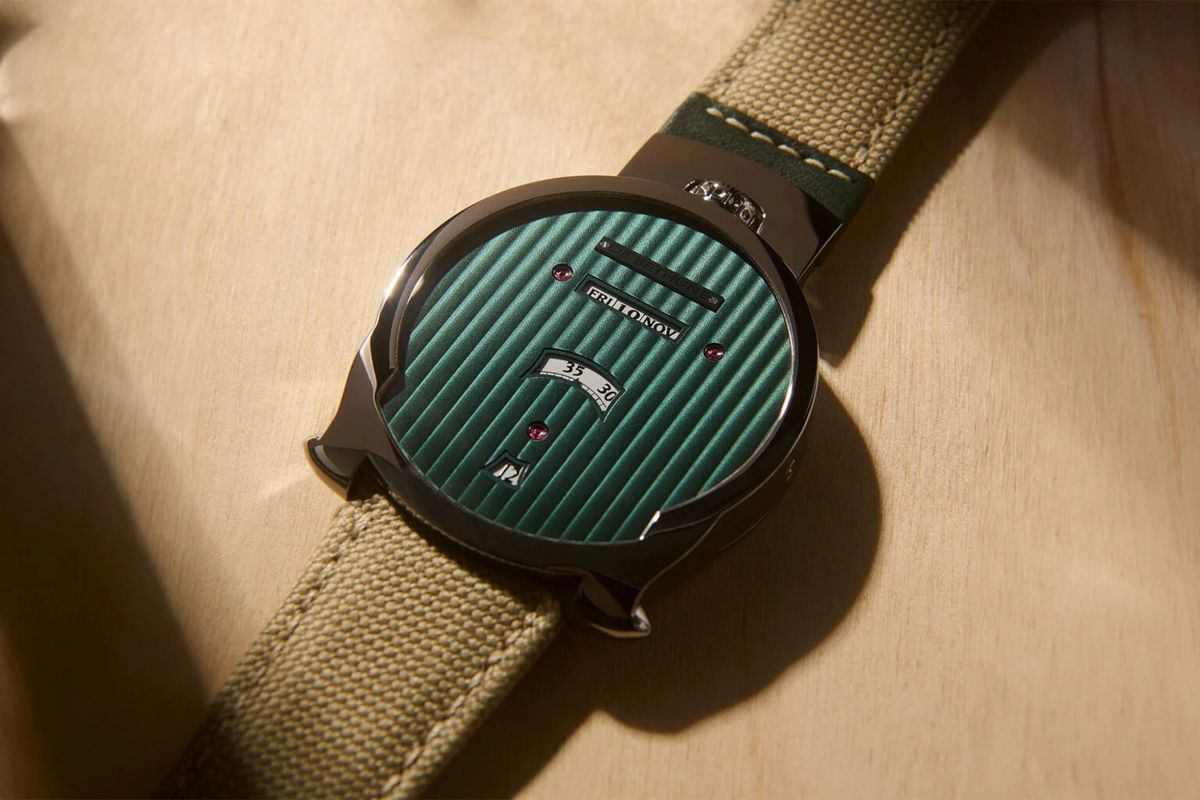 에버그린 다이얼 위 코트 드 제네브 패턴이 빛의 결을 만들어내는 드 베튠 DBD 에버그린 디지털 / 이미지 출처: 드 베튠