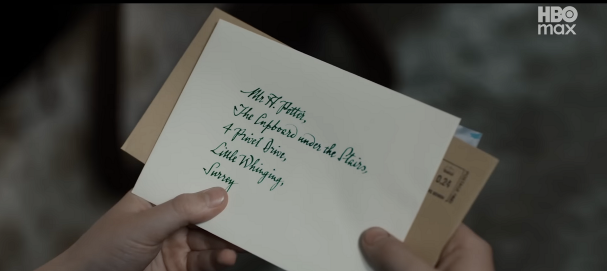 이야기의 시작을 알리는 것과 같은 상징, 호그와트 초대장 / 이미지 출처: HBO Max