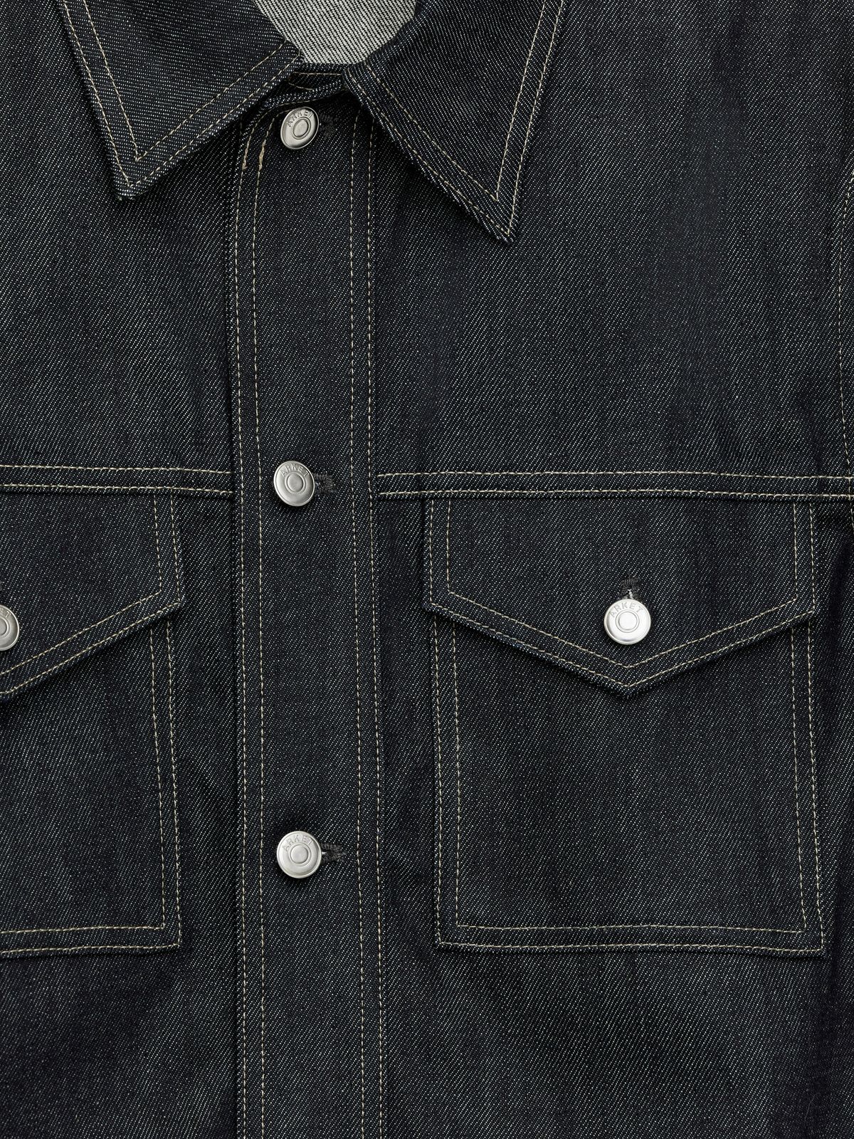 실버 단추로 여미는 플랩 디테일로 깔끔함을 더했다 / 이미지 출처: 아르켓