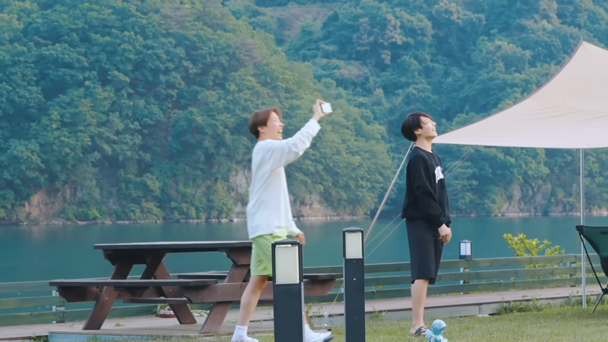 인더숲 촬영 장소인 레이크192에서 해맑게 웃는 제이홉과 정국. / 이미지 출처: INTHESOOP_TV