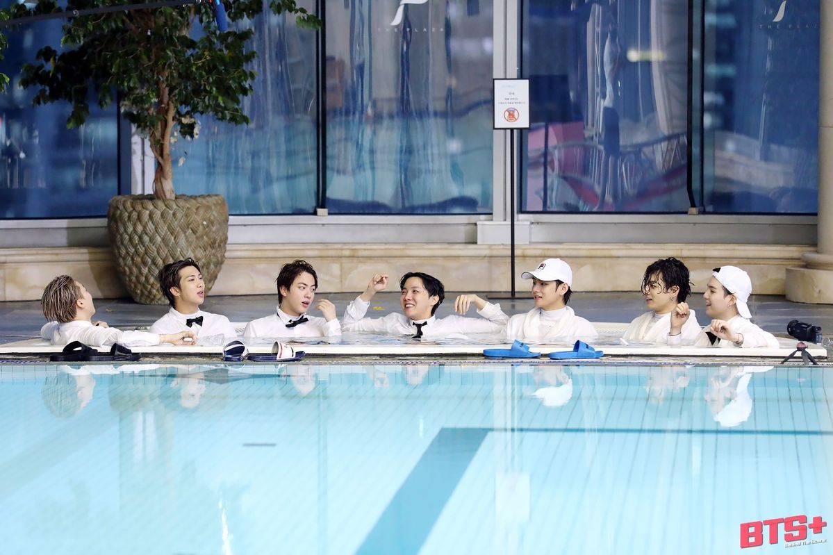 BTS 멤버들의 <Run BTS! 토론 에피소드(2021)> 비하인드 컷. / 이미지 출처: BTS+