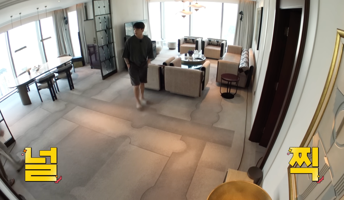 'Run BTS! 2021' 조선 팰리스, 럭셔리 컬렉션 호텔의 스위트룸에서의 정국의 모습. / 이미지 출처: BANGTANTV