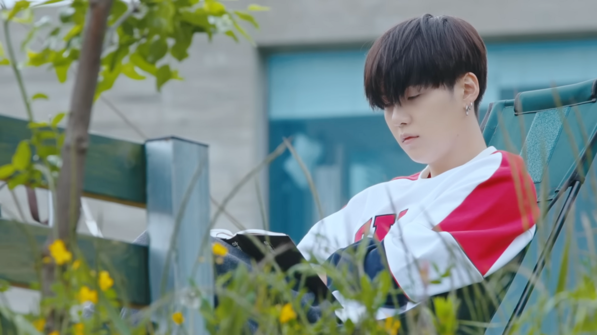 인더숲 촬영 장소인 레이크192에서 책을 읽고 있는 슈가. / 이미지 출처: INTHESOOP_TV