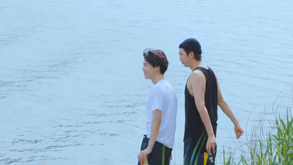 인더숲 촬영 장소인 레이크192에서 북한강을 바라보는 지민과 RM. / 이미지 출처: INTHESOOP_TV