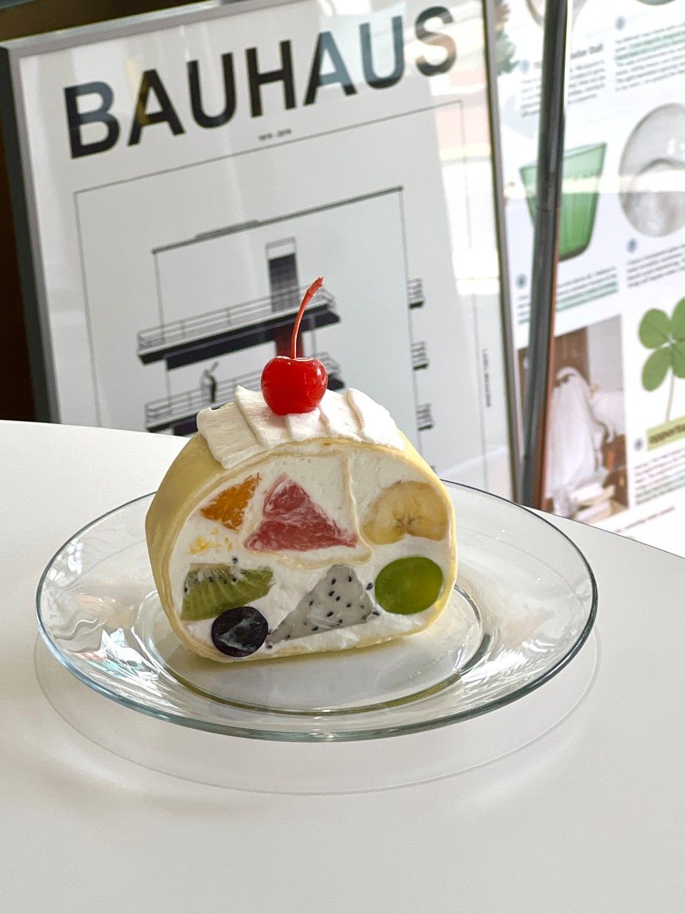 생크림 속에 신선한 제철 과일이 촘촘히 박힌 후르츠 롤 크레이프는 단면이 예술적이다. / 제공: FCC 네이버지도 업체 등록