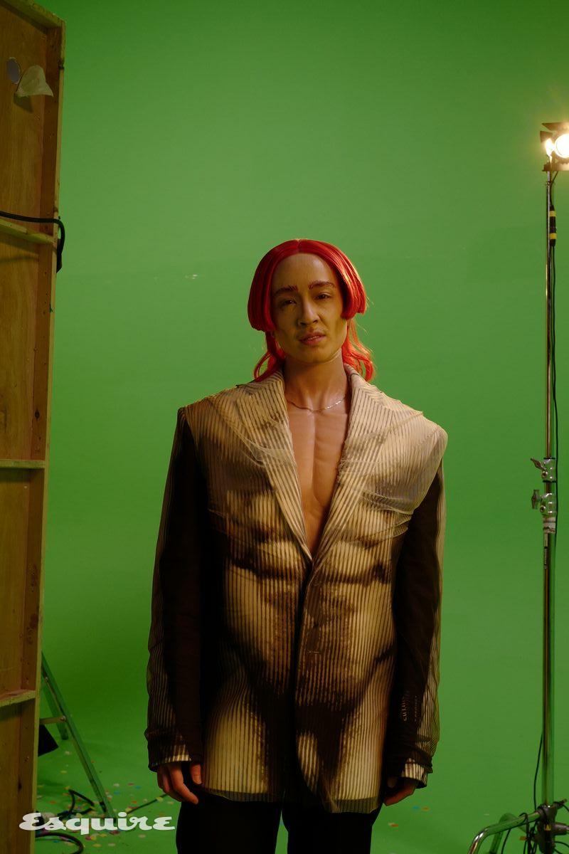 작품을 제작 중인 작가 신 와이 킨의 모습. 작가 제공. 