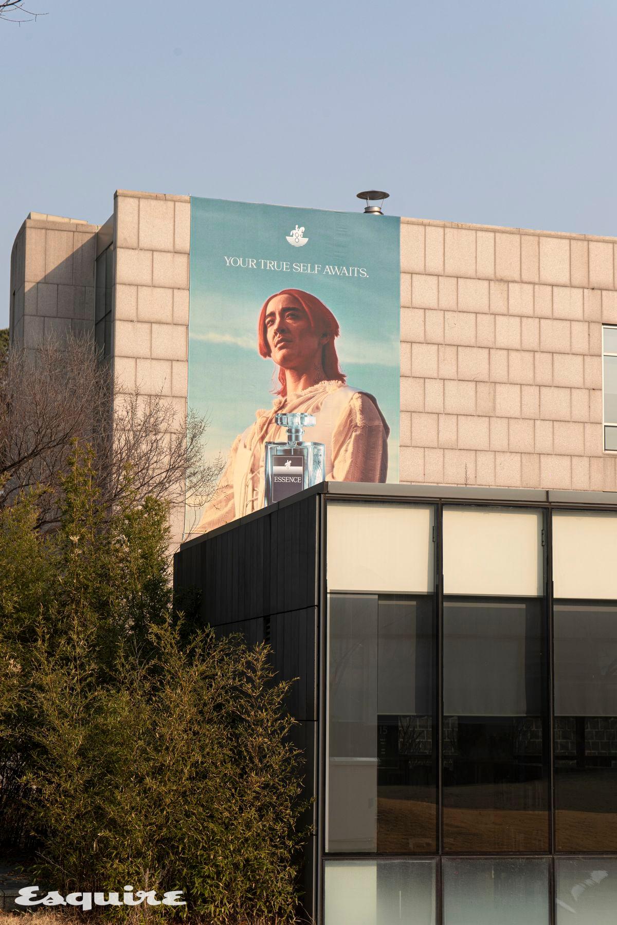 신 와이 킨 '에센스(6시트)'. 폴리에스터 배너에 디지털 프린트, 750 x 500 cm. PHOTO 남서원, 아트선재센터 제공.