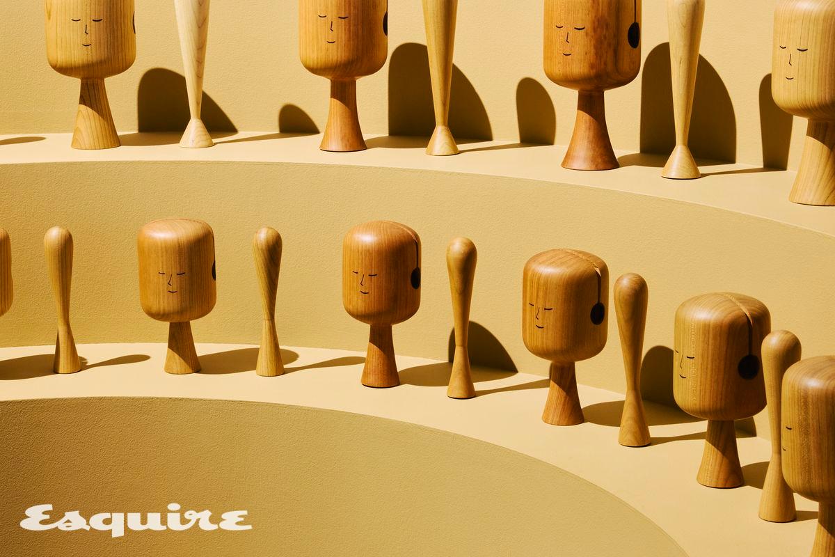 헤드폰을 끼고 있는 모습의 서 있는 목탁. 