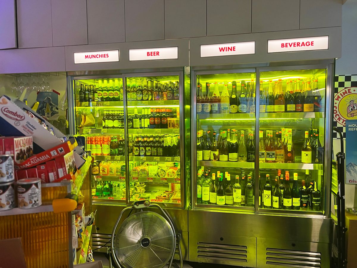 돌담길을 바라보며 타코를 즐길 수 있는 ’비틀비틀, 비틀스타코‘ / 이미지 출처: 가게 인스타그램, 네이버지도 업체 등록