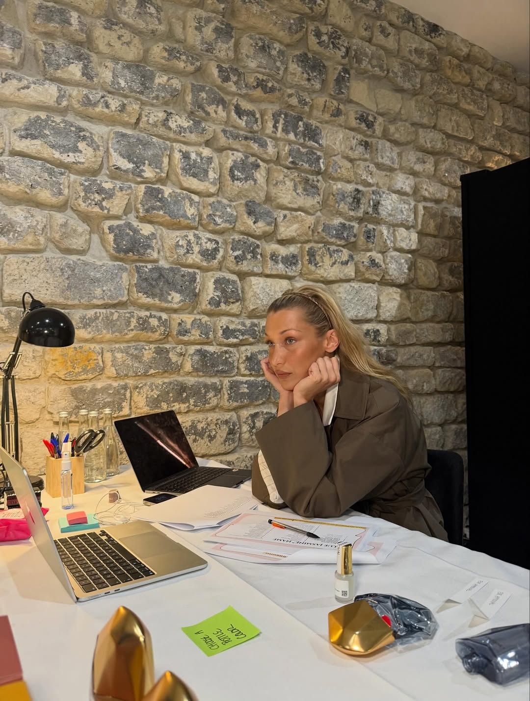 5월 1일 노동절이 법정 공휴일로 지정되었다 / 이미지 출처: 벨라하디드 인스타그램 @bellahadid