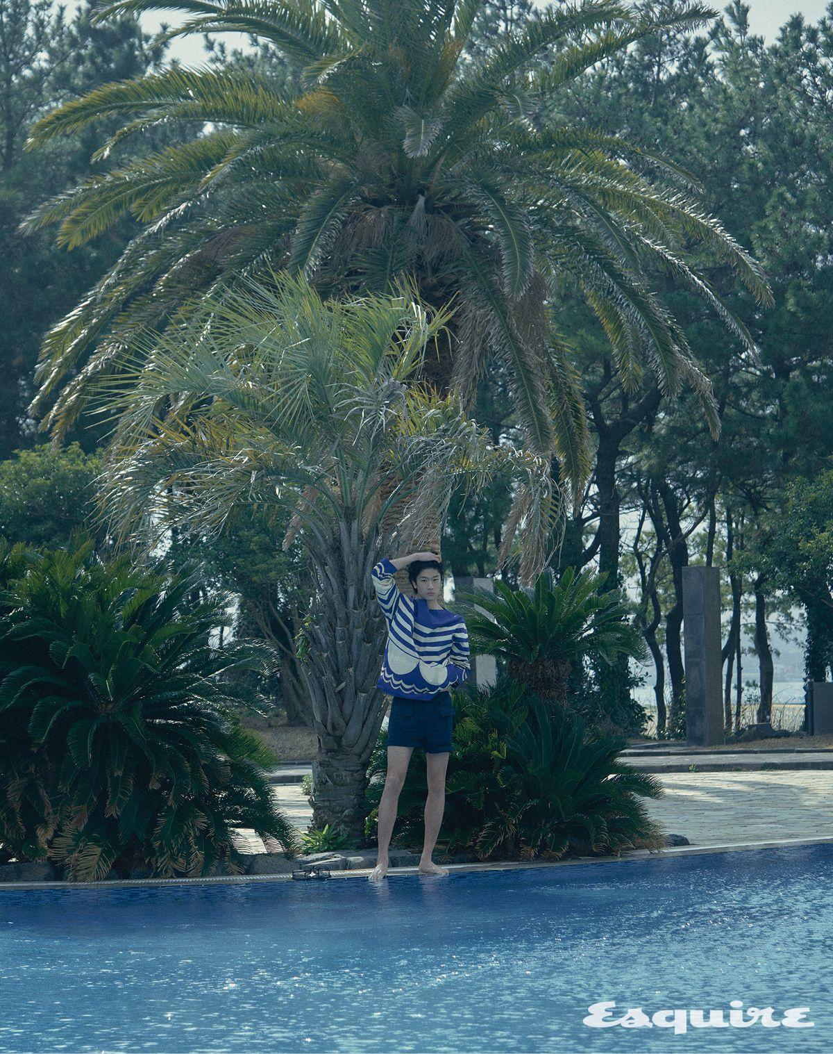 프린티드 코튼 셔츠, 코튼 포플린 버뮤다 쇼츠 모두 가격 미정 프라다. 플립플롭 가격 미정 루이 비통.