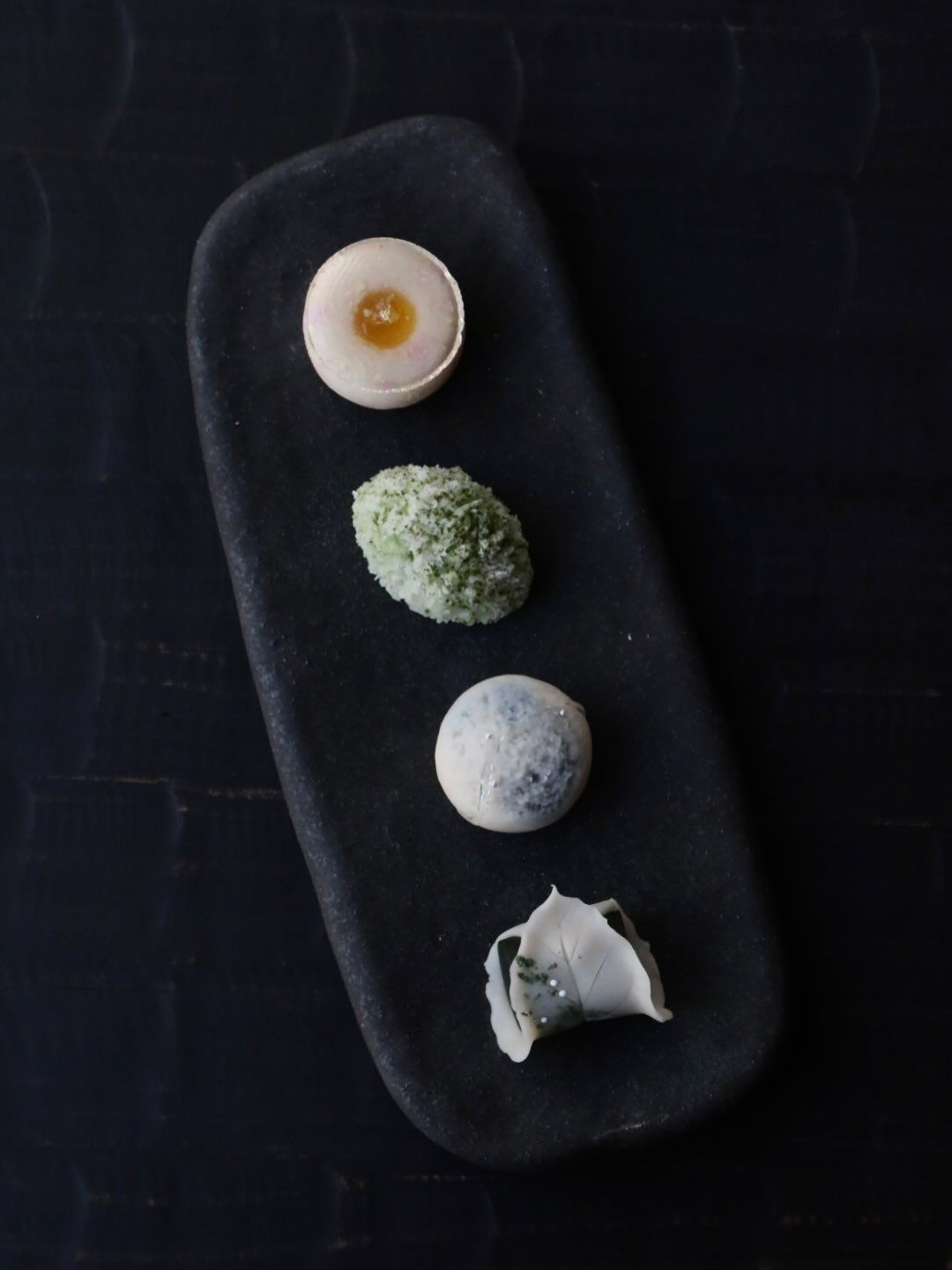 네리키리 3종과 양갱 1종으로 준비된 봄 시즌 와가시이다. / 출처: 녹무 인스타그램