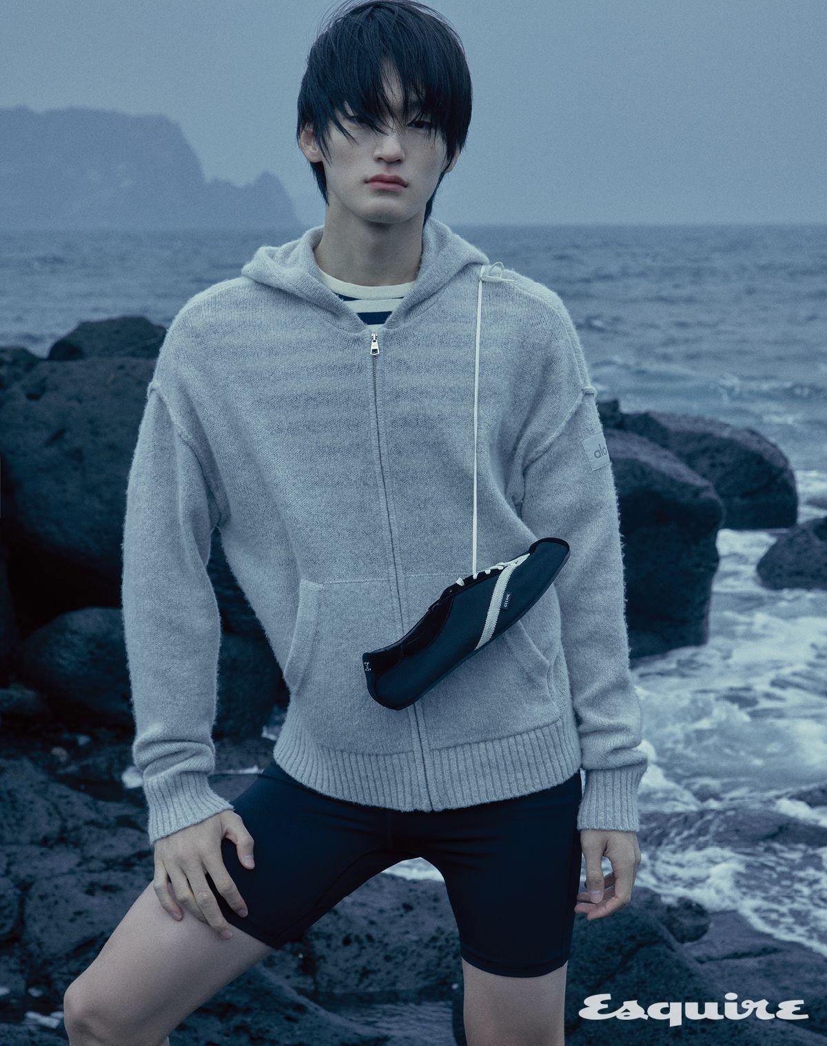 캐시미어 뉴 클래스 풀 집업 후디 55만5000원 알로. 스트라이프 티셔츠 가격 미정 로로피아나. 런지 하프 타이츠 가격 미정 언더아머. 플랫 스니커즈 가격 미정 셀린느.