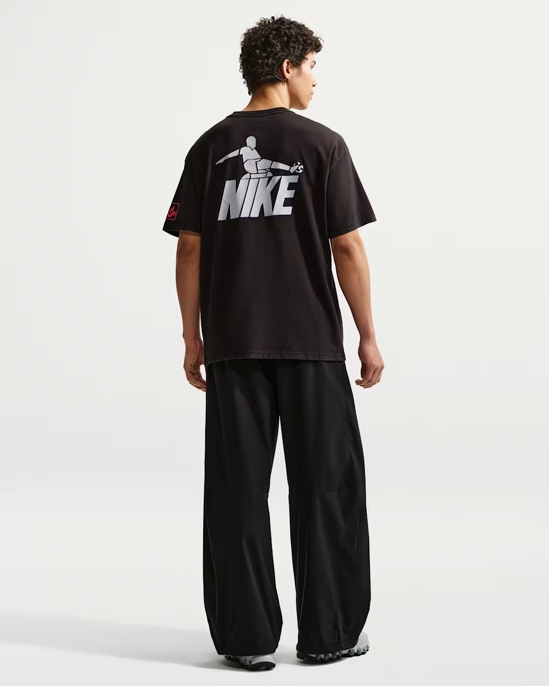 넉넉한 핏에 무릎 부분을 입체적으로 디자인해 우수한 활동성 및 독보적인 나이키 테크 룩 선사 / 이미지 출처: 나이키 