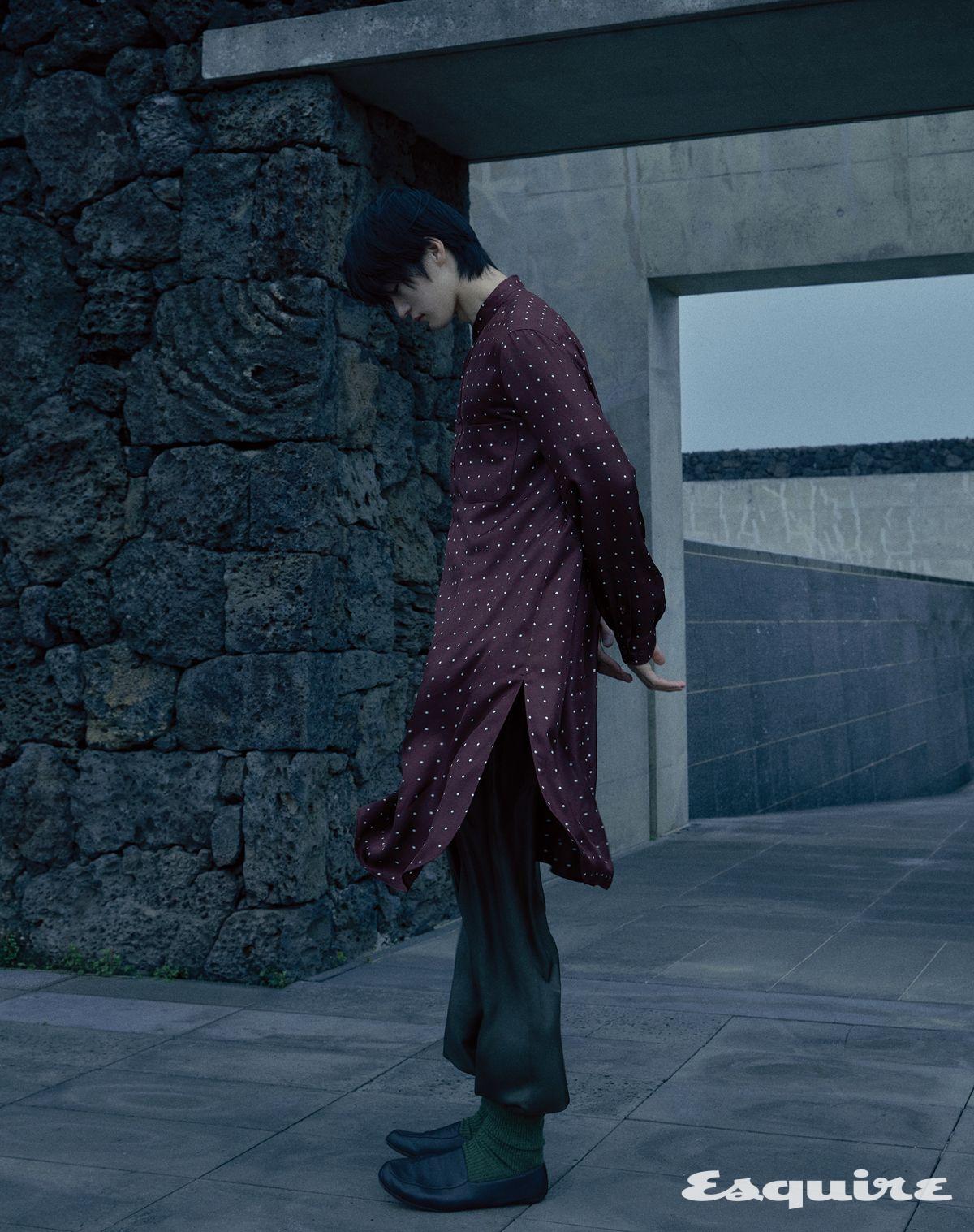 캐틀린 실크 셔츠, 브리튼 실크 팬츠, 캐시미어 삭스, 앤톤 워크 로퍼 모두 가격 미정 로로피아나.