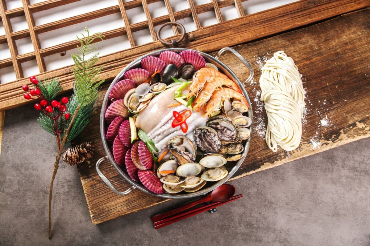 ‘해물전골칼국수’는 해물이 푸짐하게 들어간 전골에 자가제면한 칼국수 면을 넣고 끓여 먹는 메뉴다. / 출처: 박승광해물칼국수 원주점 네이버지도 업체 제공