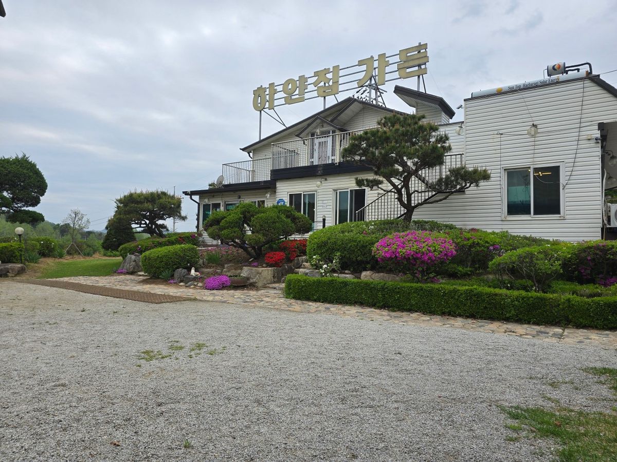 상호명처럼 하얀 집에 자리하고 있다. / 출처: 하얀집가든 네이버지도 업체 제공