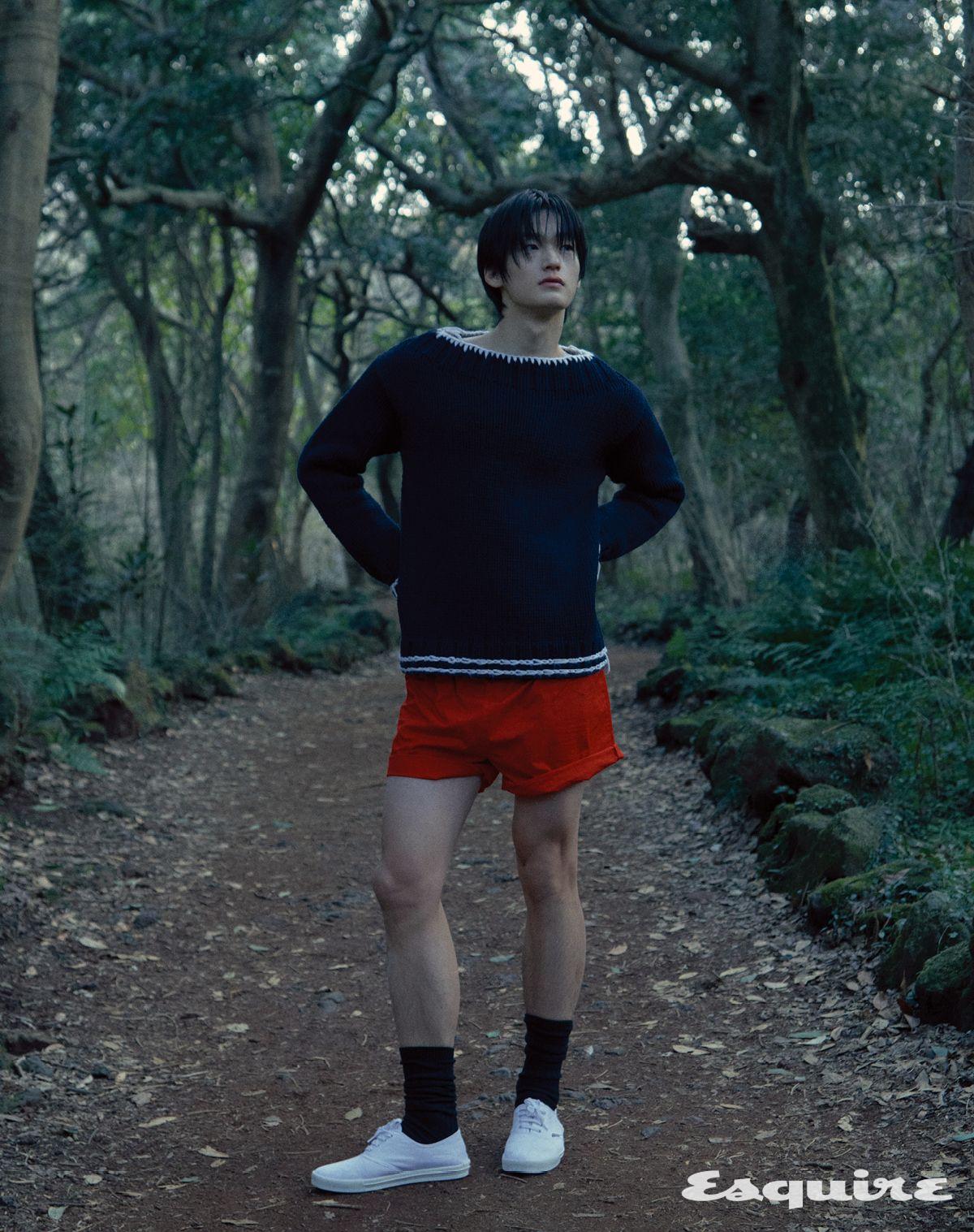 울 보트넥 스웨터, 포플린 쇼츠, 삭스, 스니커즈 모두 가격 미정 프라다.