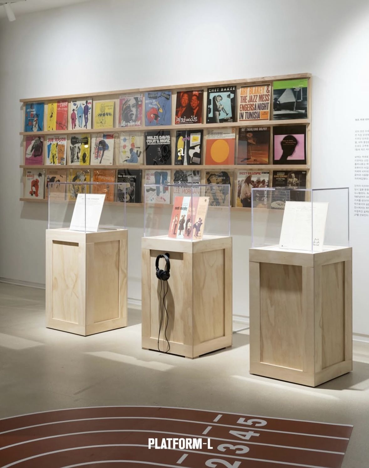 무라카미 하루키가 재즈 카페를 운영할 당시 실제로 사용했던 LP 소장품들이다. / 출처: 플랫폼엘 공식 인스타그램(@platforml.official)