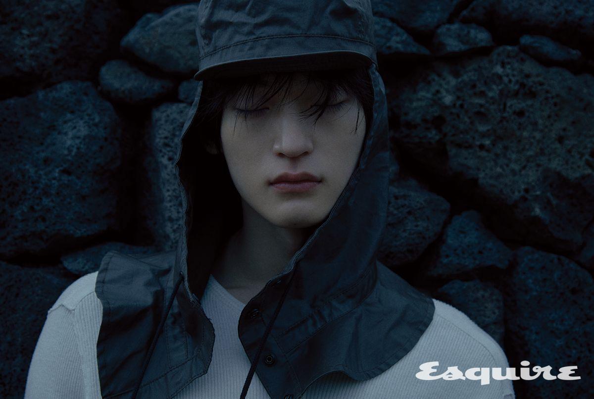 니트 톱 가격 미정 존 바바토스. 레인 후드 가격 미정 르메르.