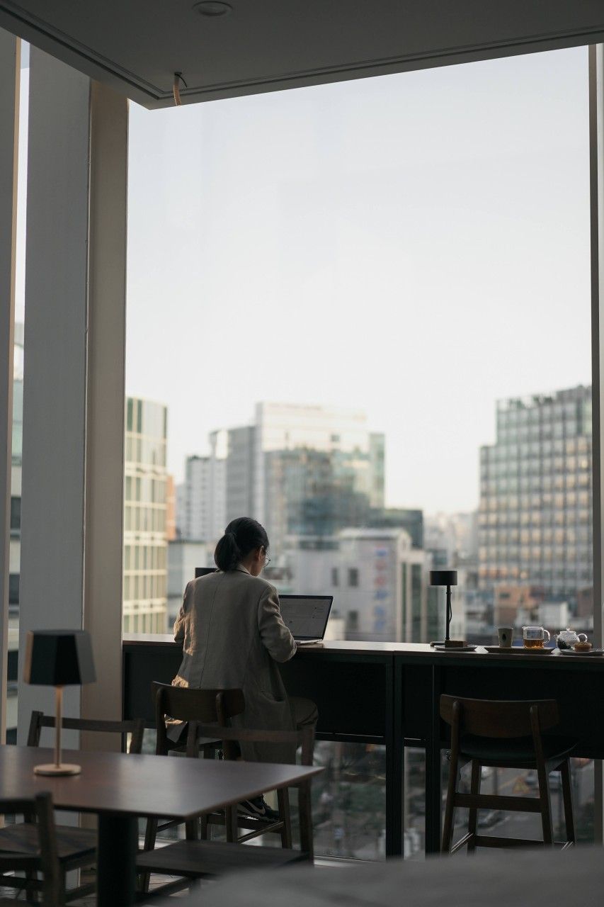 도심의 봄 풍경을 즐길 수 있는 맥파이앤타이거 성수티룸 / 이미지 출처: 맥파이앤타이거 성수티룸 네이버 지도