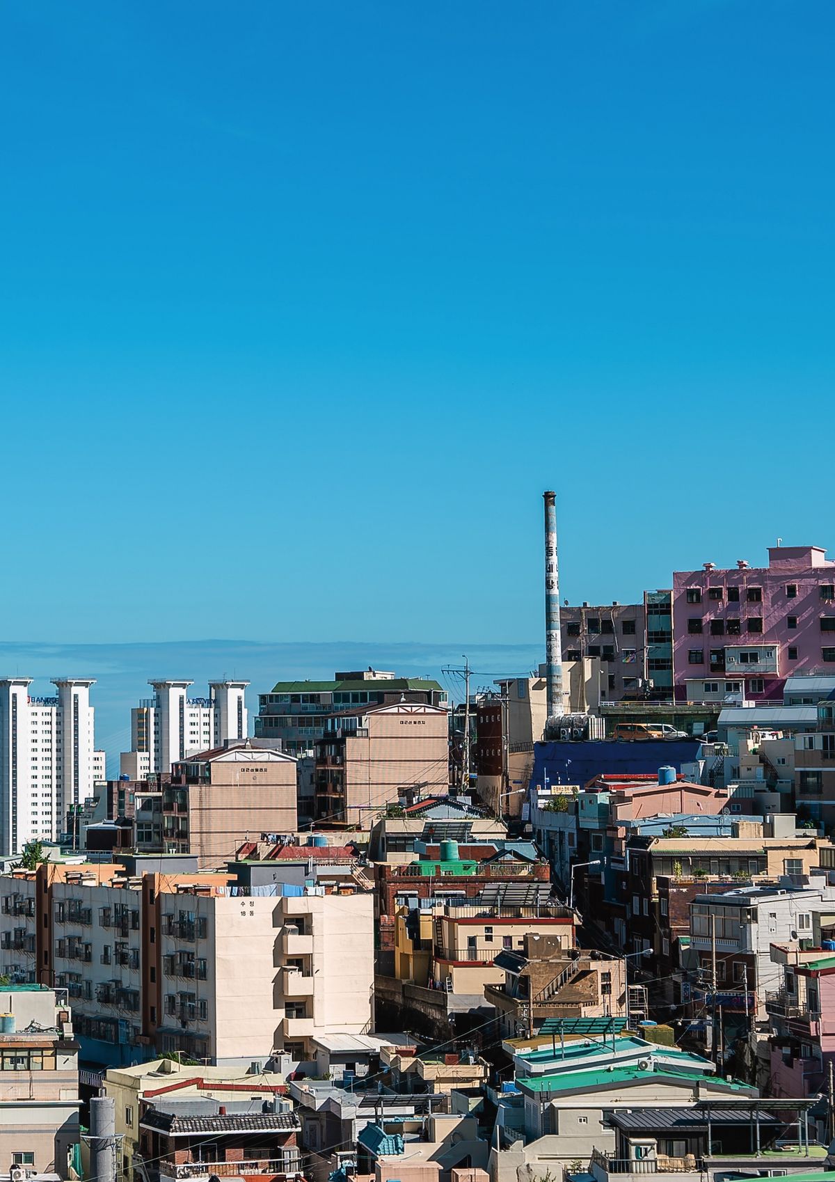 산복도로에서 내려다 본 목욕탕 굴뚝 / photo courtesy of Smoothlab