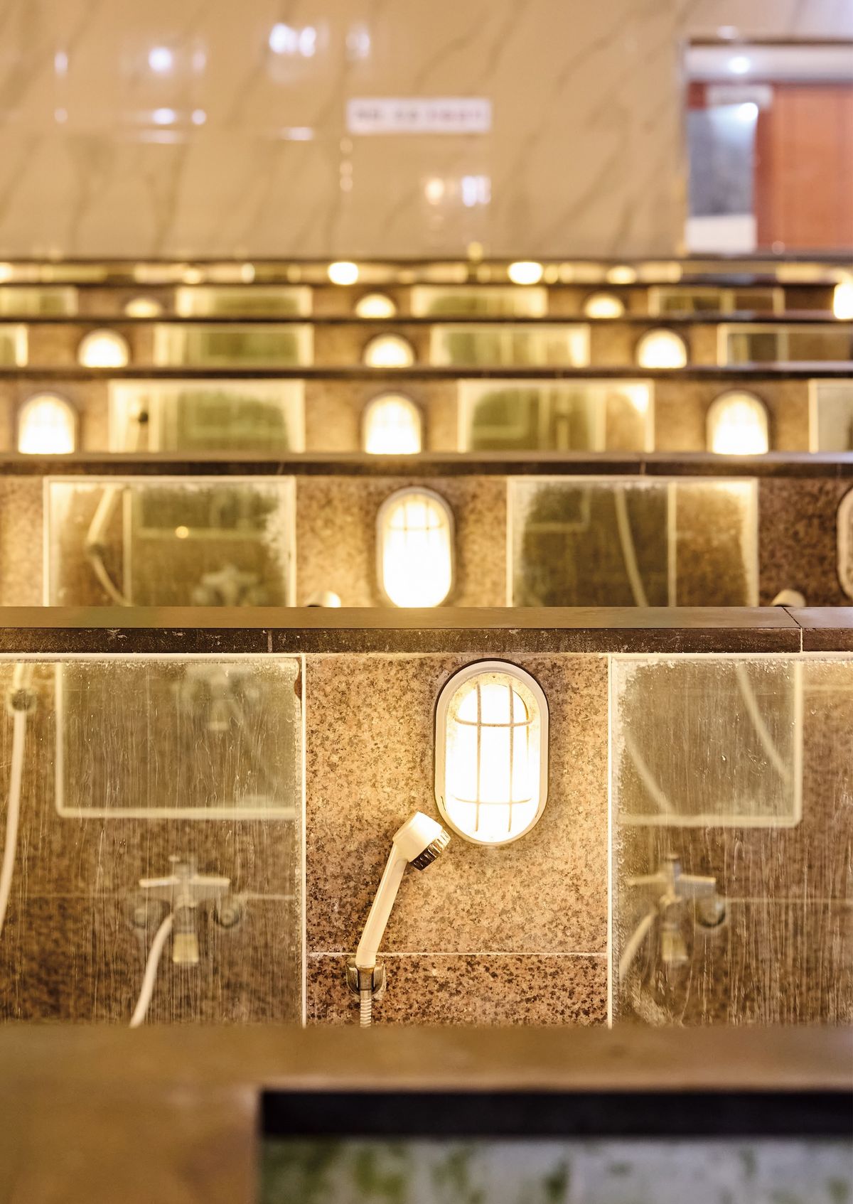 녹천온천 좌식 샤워 부스 / photo courtesy of Smoothlab