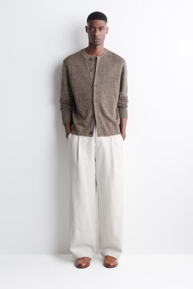 클래식 로퍼에 편안한 감성을 더한 이 뮬은 부드럽게 둥근 앞코와 모던한 백리스 디자인이 특징입니다. / 이미지 출처: 코스(COS)