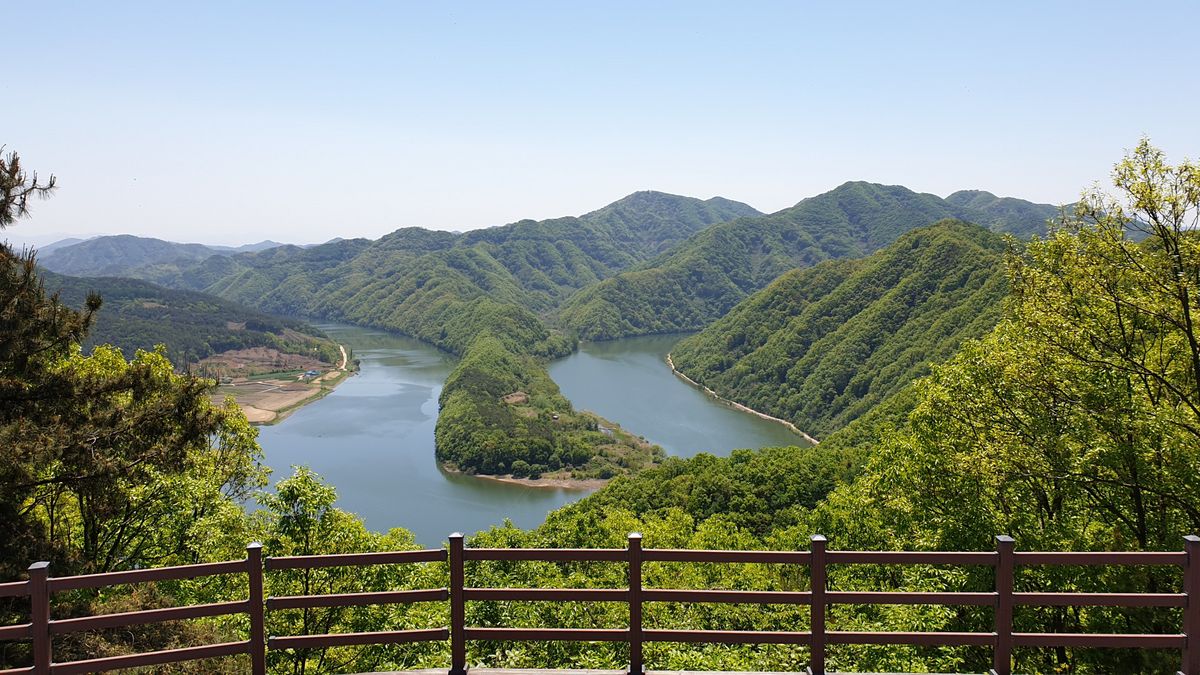둔주봉 정상에 오르기 전 전망대에서 보이는 동서가 반전된 한반도 지형의 모습이다. / 출처: 옥천군청 홈페이지