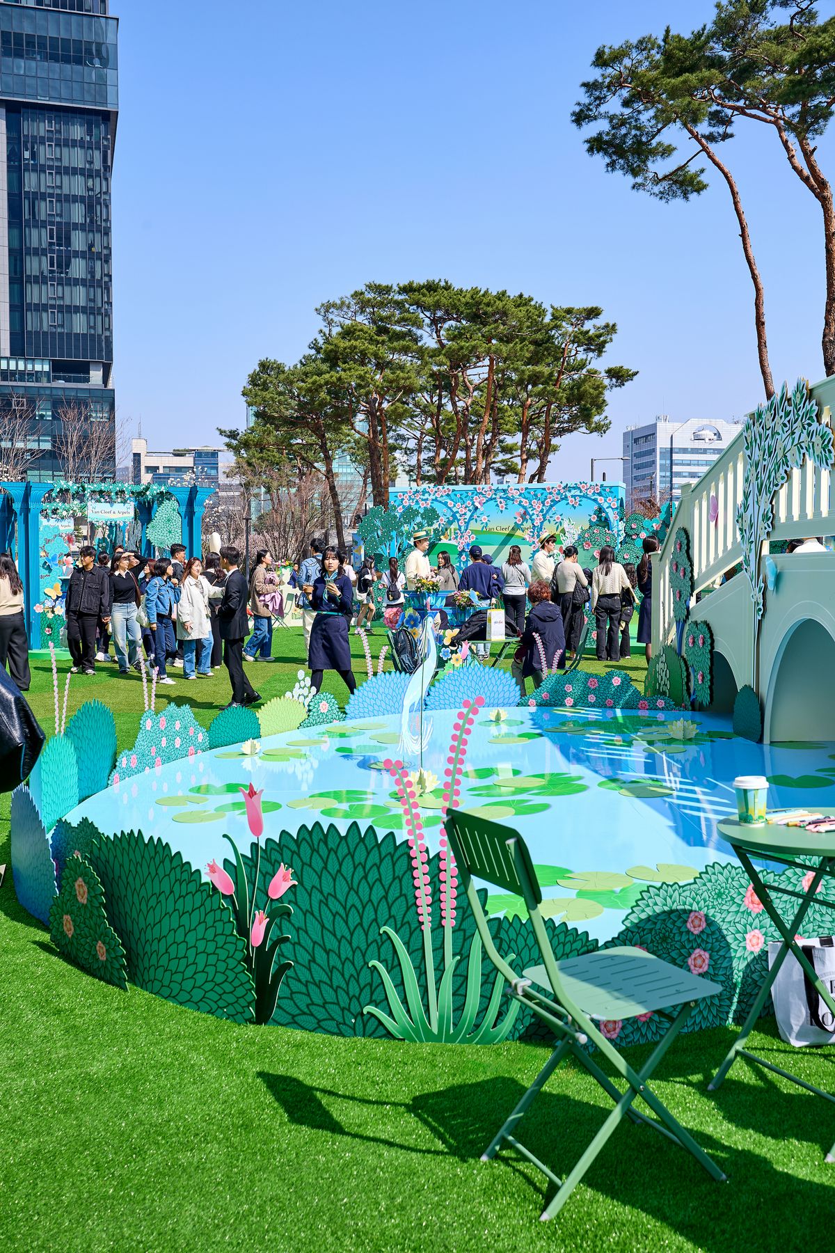 잠실 롯데월드타워 월드파크에서 봄을 만끽하는 사람들.