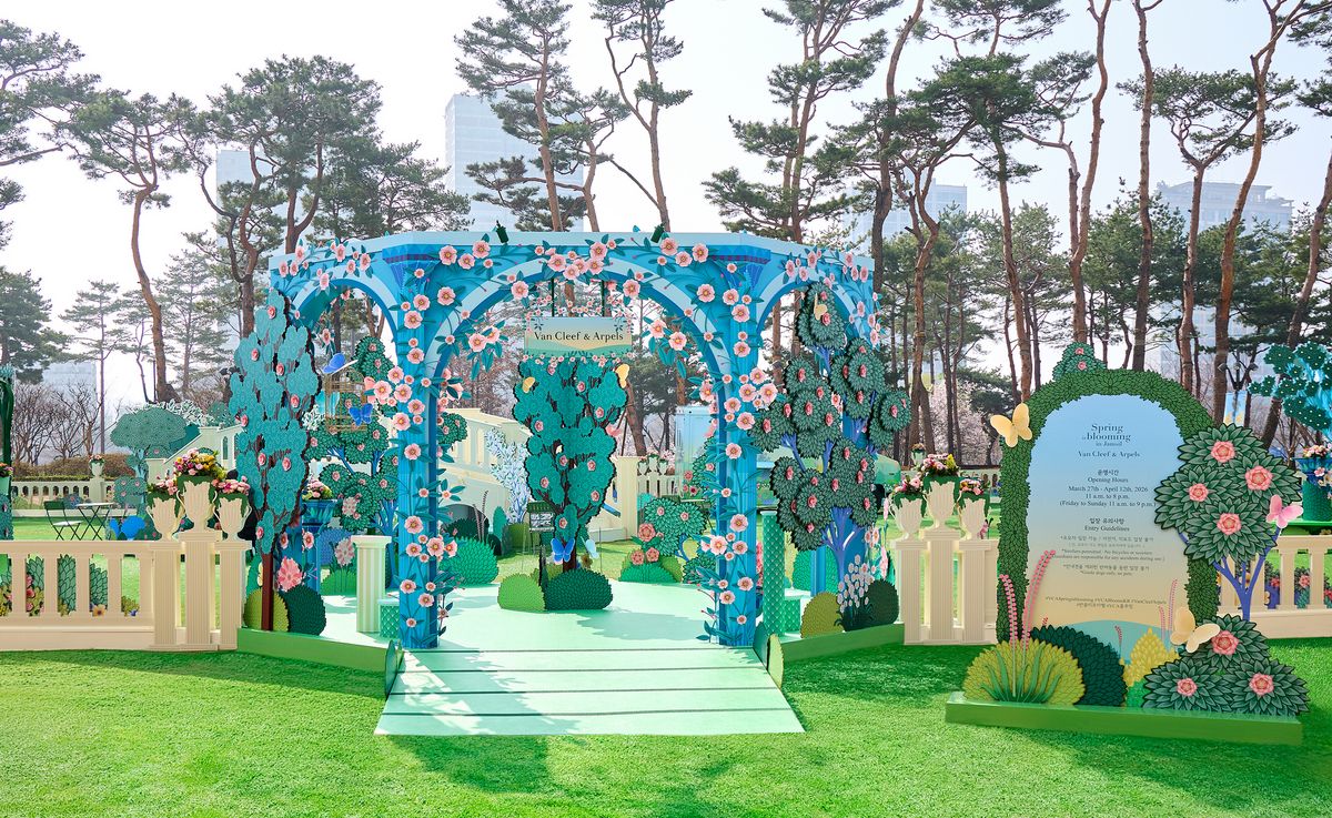 잠실 롯데월드타워 월드파크에 열린 반클리프 아펠 '스프링 이즈 블루밍'