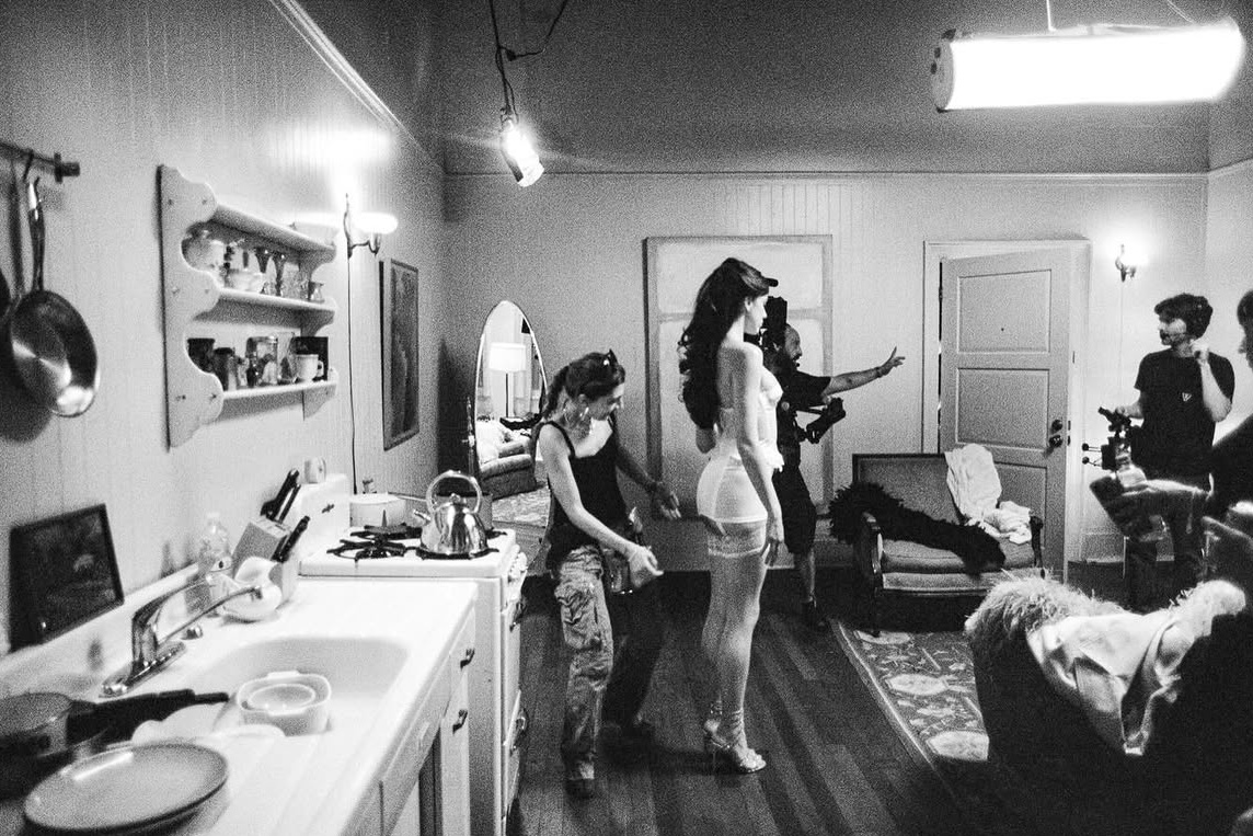 ‘You and Forever’의 비하인드 사진이다. / 출처: 마가렛 퀄리 인스타그램(@isimostar)