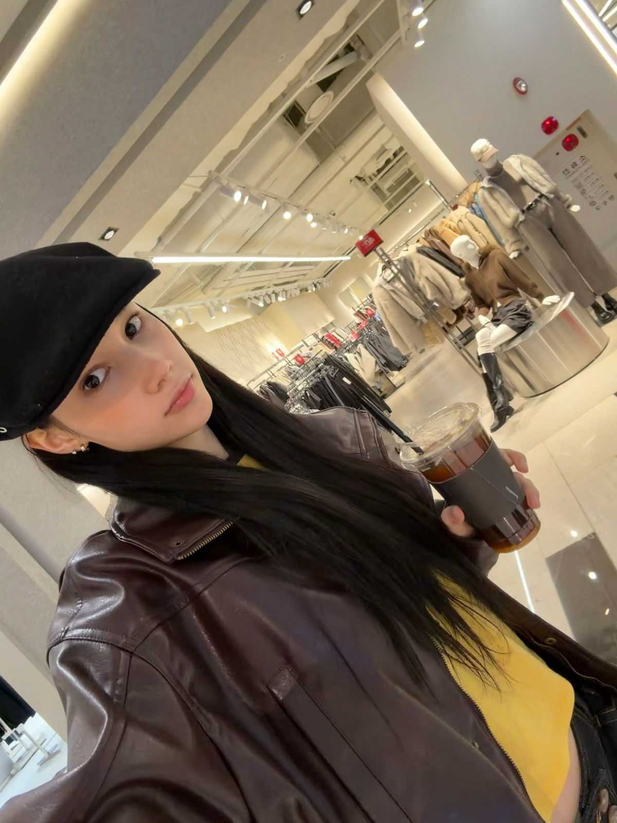 베레모와 레더 재킷으로 스트릿 무드를 완성한 케플러 휴닝바히에 / 이미지 출처: 클렙 엔터테인먼트 제공