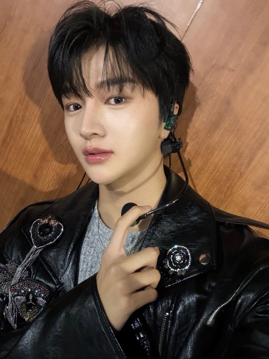 엠벨리시드 레더 라이더 재킷에 그레이 니트를 매치한 드리핀 차준호 / 이미지 출처: 울림 엔터테인먼트 제공