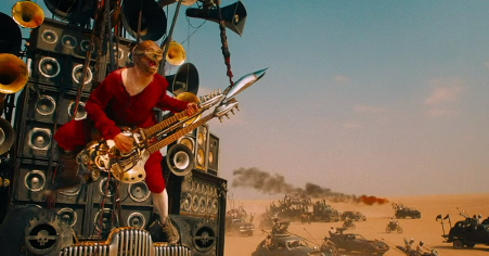 두프 워리어가 화염 기타를 연주하는 장면 / 이미지 출처: 워너 브라더스