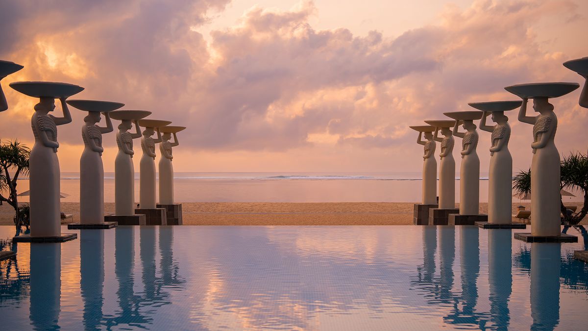 더 물리아 발리의 메인 풀. 노을이 지는 풍경을 고스란히 감상하며 수영을 즐길 수 있다. / 이미지 출처: 물리아 발리