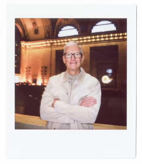 팀 쿡은 애플 창립 50주년 기념행사의목적으로 그랜드 센트럴 터미널에 방문했다 / 이미지 출처: Florence Sullivan