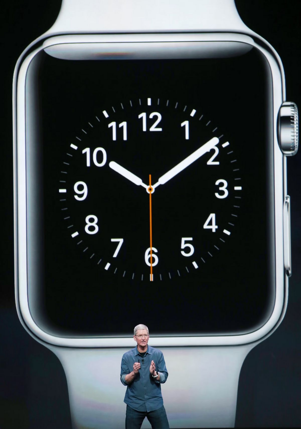 애플 워치 앞에 서 있는 팀 쿡. 애플 워치는 그의 CEO 재임 기간 중 가장 성공적인 제품 출시 중 하나였다 / 이미지 출처: getty images