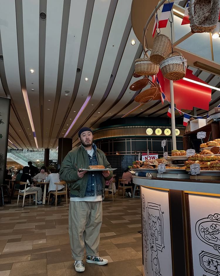 롤업을 스타일링 팁으로 꼽은 김기방. 컨버스도 어퍼까지 드러내 포인트로 확실하게 활용한다. / 이미지 출처: 인스타그램 @kimkibangbang @kivanchyofficial